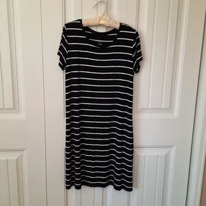 Liz Lange Maternity Black and White Casual Short Sleeve Dress